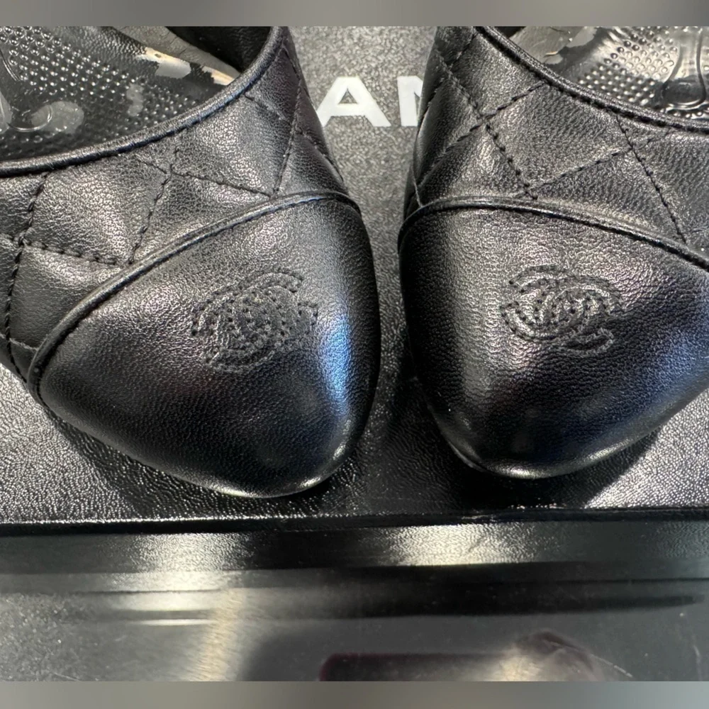 AUTHENTIC CHANEL 2013 Quilted Classic Pump size 37